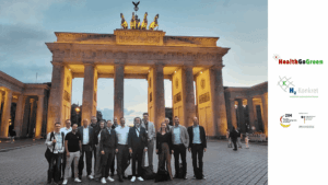 Teilnehmer der ZIM-Innovationsnetzwerke H2-Konkret und HealthGoGreen stehen vor dem Brandenburger Tor in Berlin, 10.6.2026