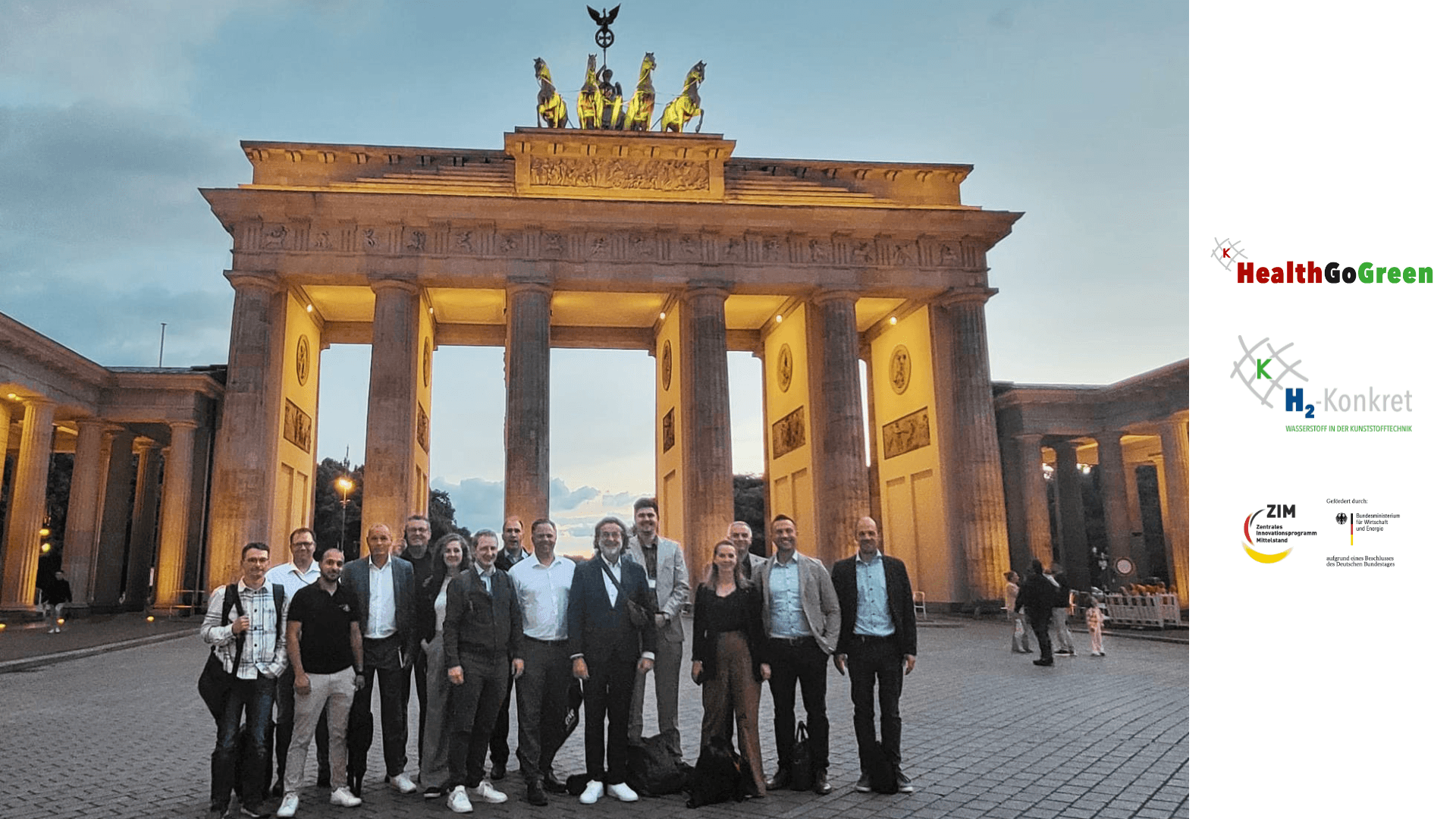 Teilnehmer der ZIM-Innovationsnetzwerke H2-Konkret und HealthGoGreen stehen vor dem Brandenburger Tor in Berlin, 10.6.2026
