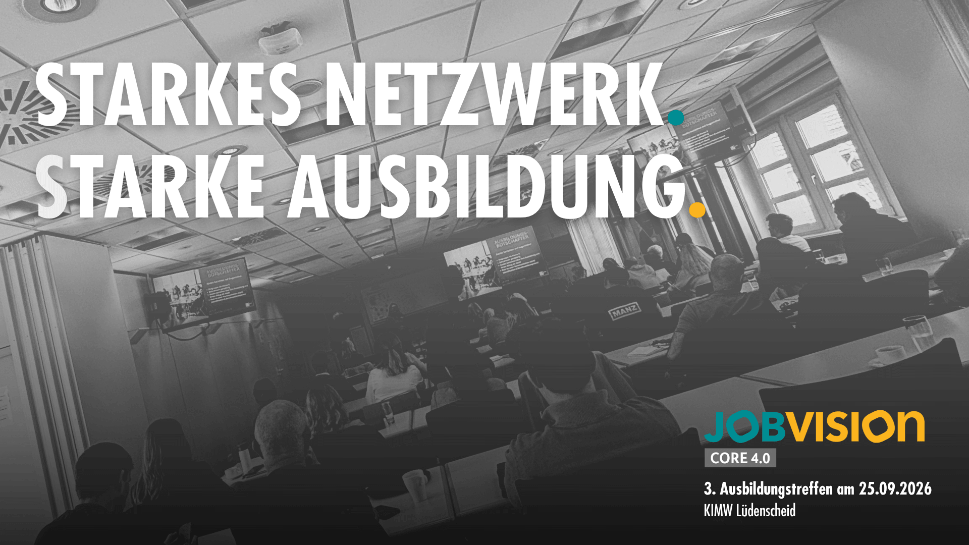 Titelbild 3. Ausbildungstreffen JOBvision-Projekt CORE4.0, Fotoaufnahme des letzten Projekttreffens zeigt die Teilnehmer von hinten im Schulungsraum, Blick nach vorn zum Referenten