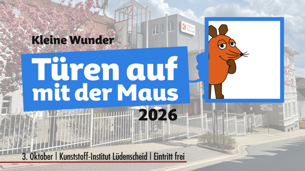 Vordergrund: Logo "Türen auf mit der Maus 2026", Hintergrund: Außenansicht des Kunststoff-Instituts Lüdenscheid